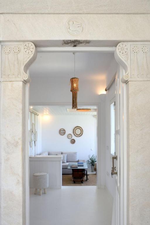 Zdjęcie z galerii obiektu Villa Agia Thalassa Beachfront Luxury Villa Ampelas Paros w mieście Paros
