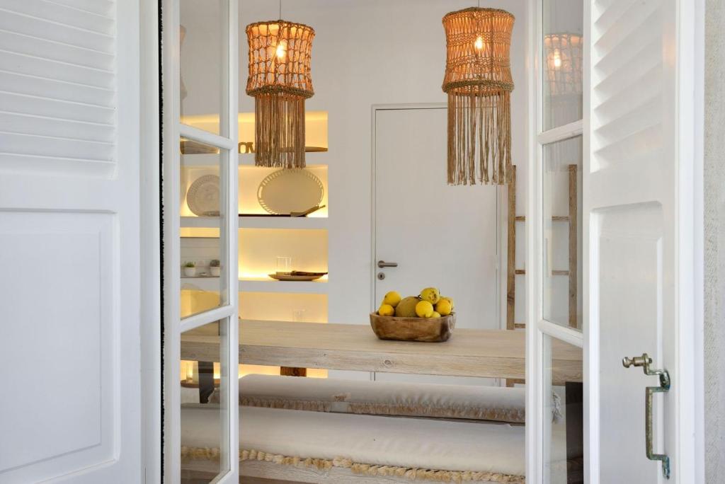Zdjęcie z galerii obiektu Villa Agia Thalassa Beachfront Luxury Villa Ampelas Paros w mieście Paros