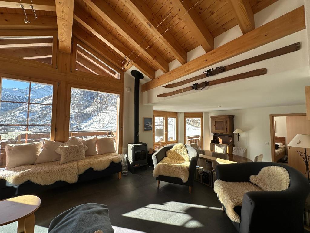 Posezení v ubytování Modern self-catering apartment with Matterhorn views