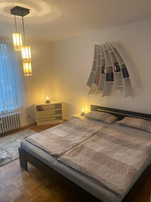 um quarto com uma cama grande e um lustre em Köln Zentrum - Top Wohnung für 8 Personen em Colónia