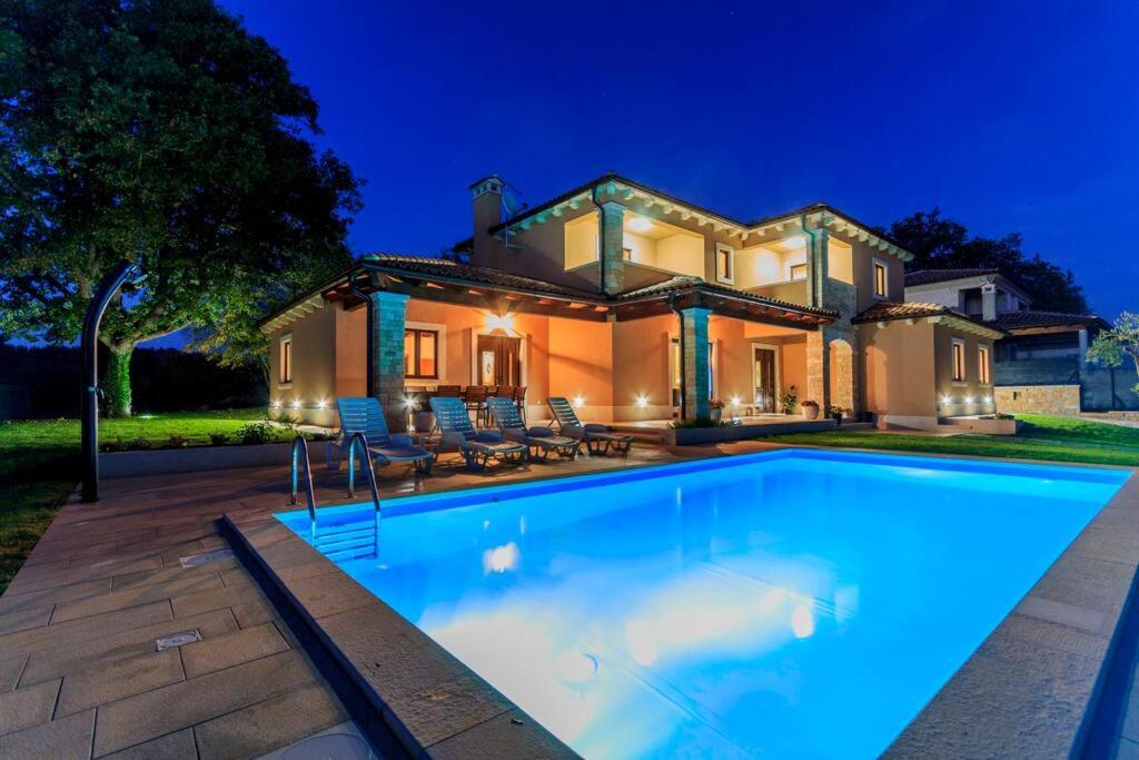 une grande piscine devant une maison dans l'établissement Villa Aurora by Istrialux, à Svetvinčenat