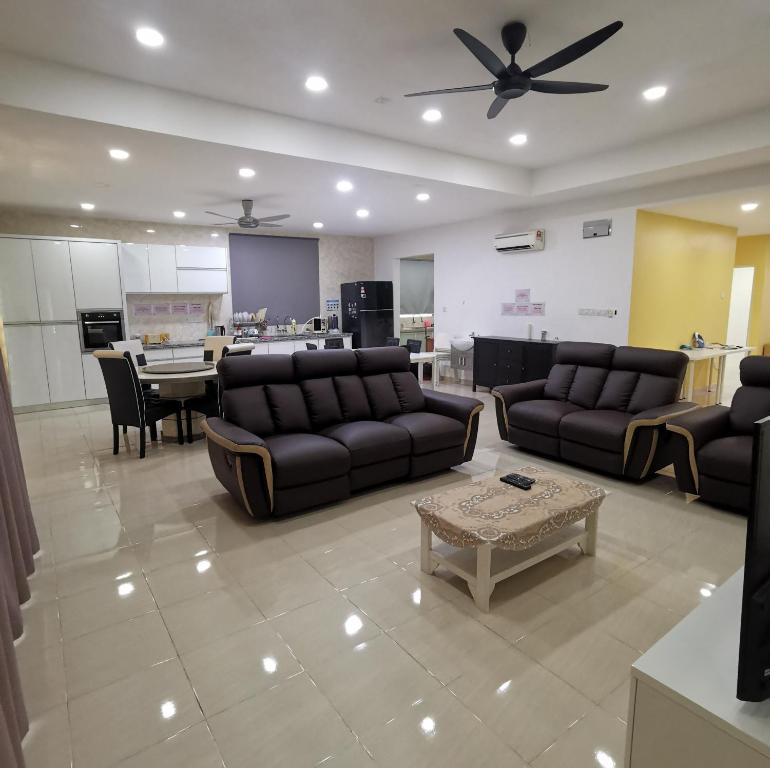 ein großes Wohnzimmer mit Sofas und einem Tisch in der Unterkunft Big House In Alor Setar Taman Sri Ampang in Alor Setar