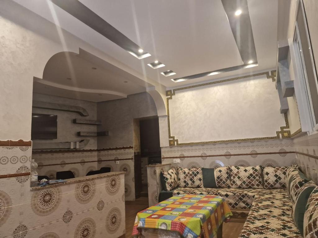 テトゥアンにあるEncantadora casa mata mdq !reserva ahora y disfruta!!のリビングルーム(ソファ、ステージ付)