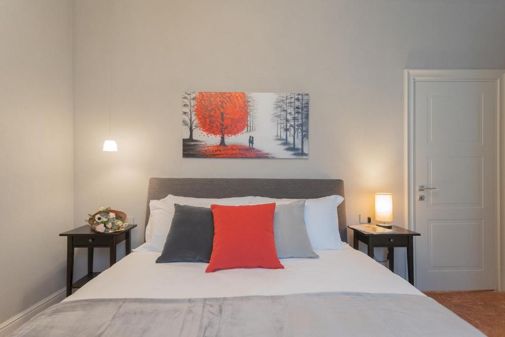 Voodi või voodid majutusasutuse Torno Design Apartment by Rent All Como toas