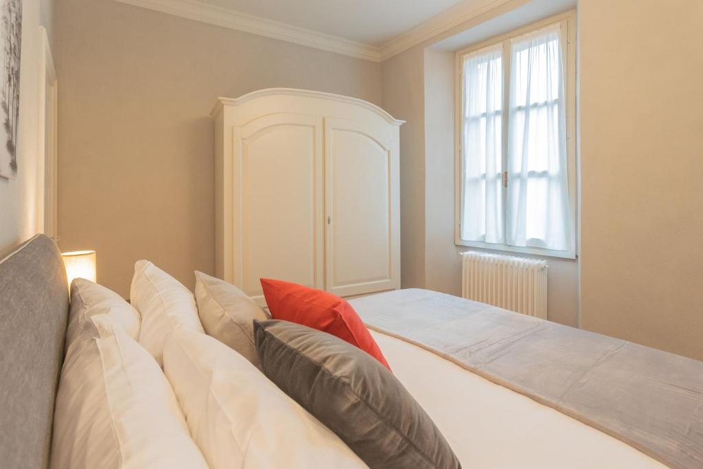 Voodi või voodid majutusasutuse Torno Design Apartment by Rent All Como toas