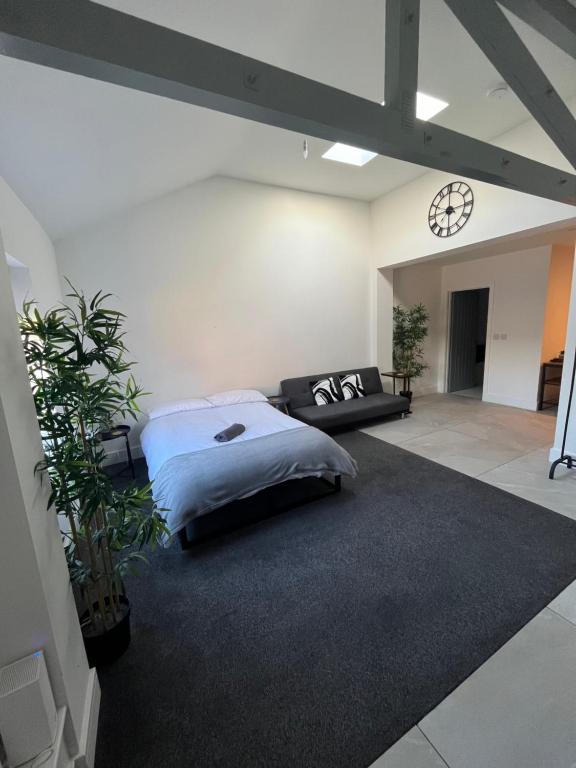 Un pat sau paturi într-o cameră la Entire property in Downham Market, Serviced Accomodation