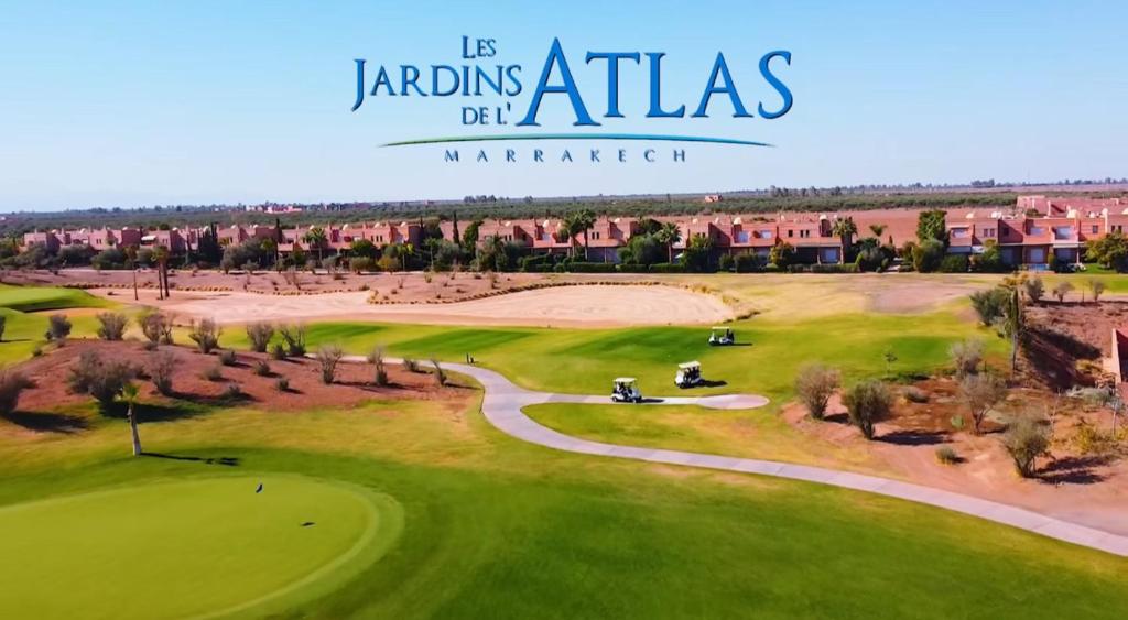 Blick auf einen Golfplatz in einem Resort in der Unterkunft Pavillon Luxury in Marrakesch