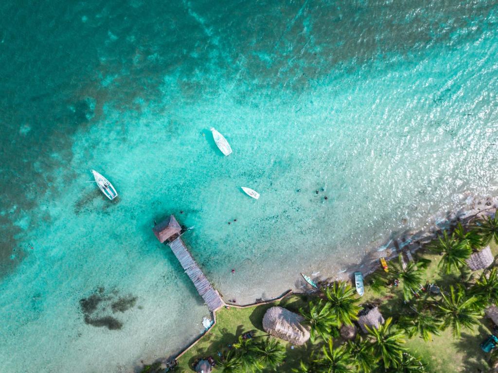 een luchtzicht op een strand met boten in het water bij Aqua Viva, Pool, AC, Internet, Beach club in Bacalar