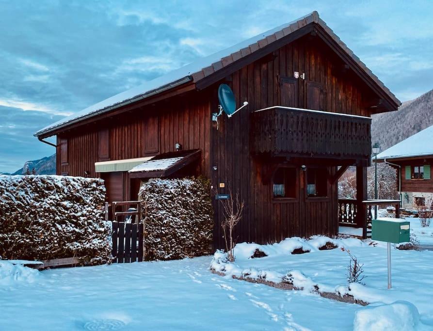 Seytroux的住宿－Chalet La Grange，一座大木结构建筑,地面上积雪