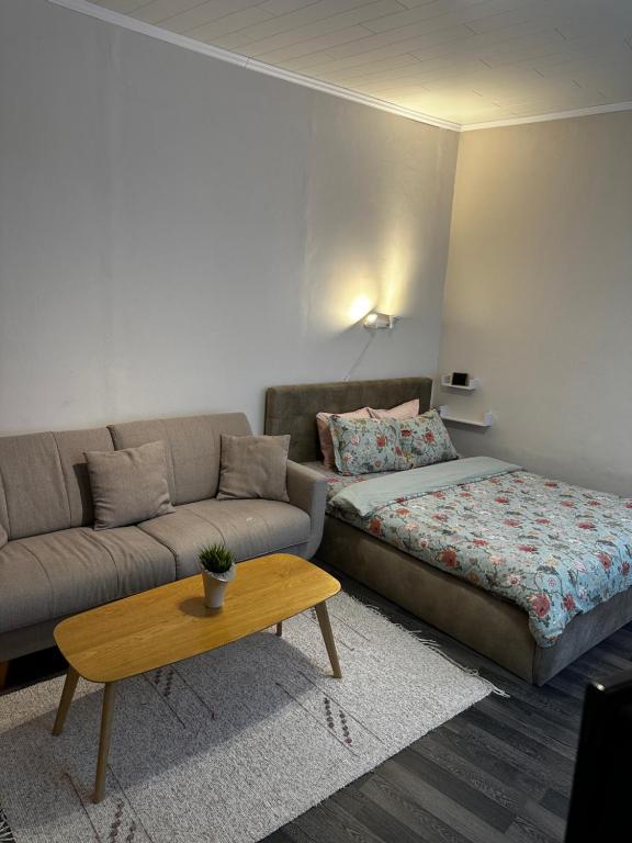Postel nebo postele na pokoji v ubytování 1 Bedroom Apartment near Kadriorg Swan Pond