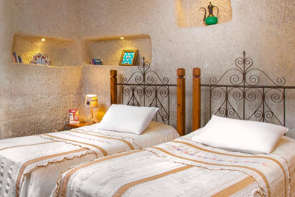 Postel nebo postele na pokoji v ubytování Terra Cave Hotel