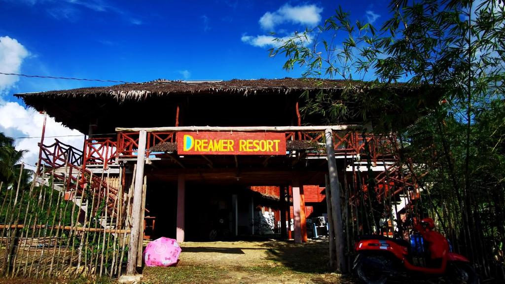 Un cartello che dice Durham Resort di fronte a un edificio di Dreamer Resort a San Vicente