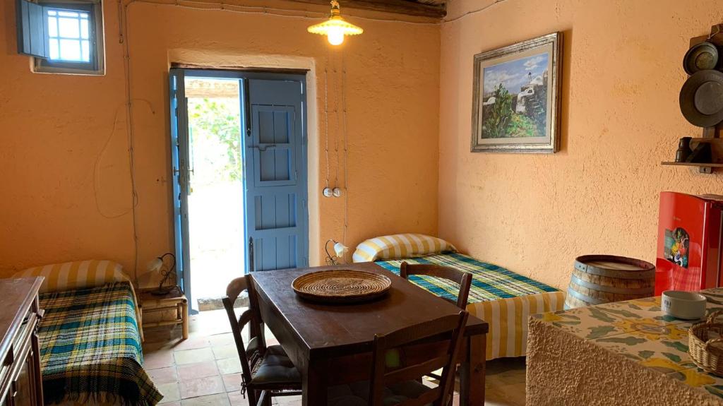 een keuken met een tafel en een eetkamer bij Villetta Costanza, Salina Isole Eolie in Rinella