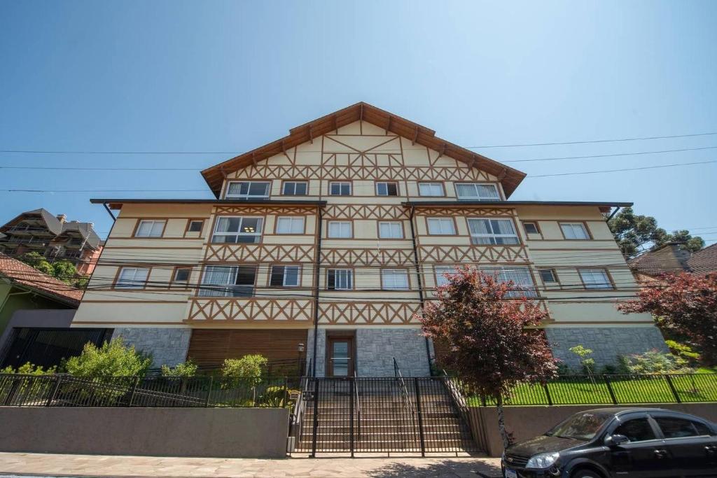 a large house with a gambrel roof at Apartamento Lindo e Moderno no Centro de Gramado in Gramado