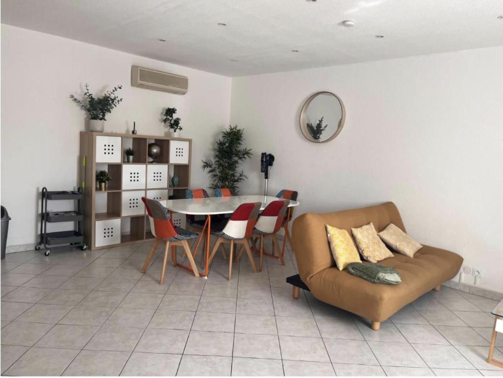 卡爾特漢的住宿－Cast'Azur - Appartement T3，客厅配有沙发和桌椅