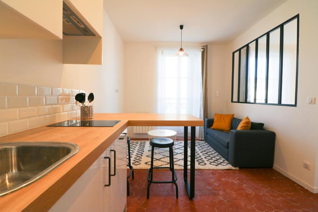 a kitchen with a sink and a counter top at Appartement cosy balcon Hypercentre in Manosque