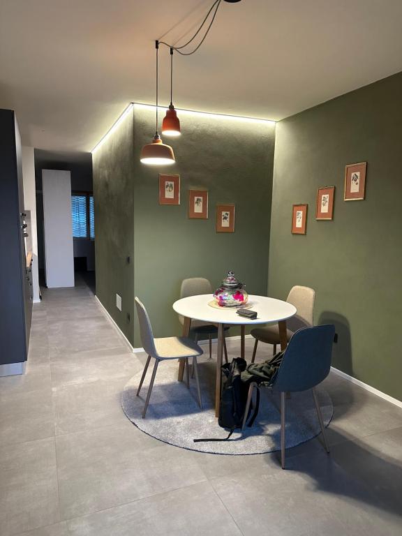 - une salle à manger avec une table et des chaises dans l'établissement Alloggio con Terrazza, à Villanova Mondovì