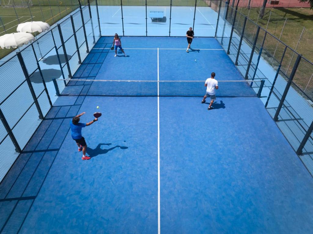 Tenis a/nebo squash v ubytování Serenè Resort nebo okolí