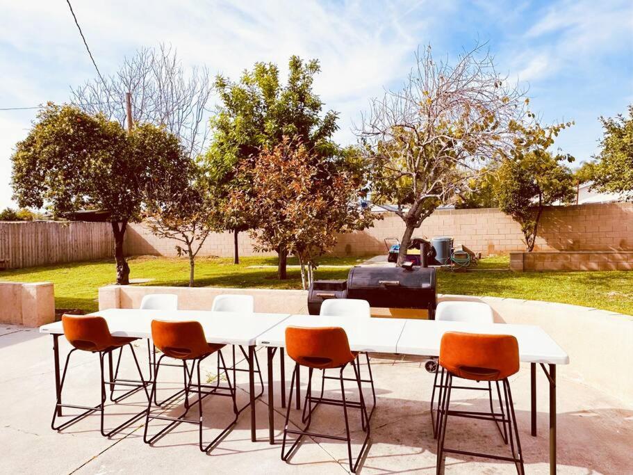 una mesa blanca y sillas sentadas en un patio en Movie Nest - 2BR - Huge Backyard w Grill, en La Puente