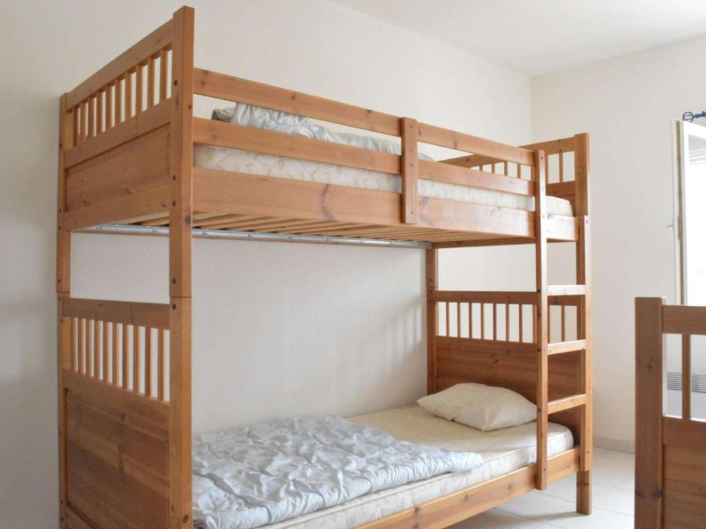 Ein Etagenbett oder Etagenbetten in einem Zimmer der Unterkunft Maison Narbonne, 3 pièces, 5 personnes - FR-1-229B-40