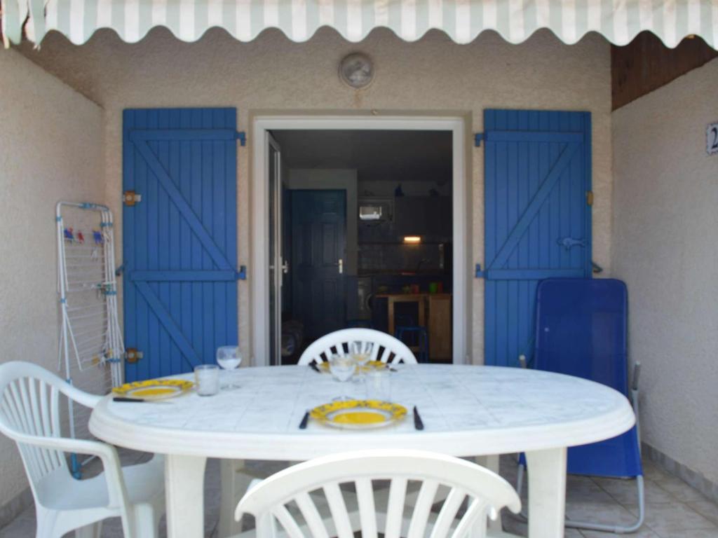 Zdjęcie z galerii obiektu Pavillon avec Terrasse, 6 couchages, à 250m de la Plage et 600m des Commerces - Narbonne Plage - FR-1-229B-68 w mieście Narbona