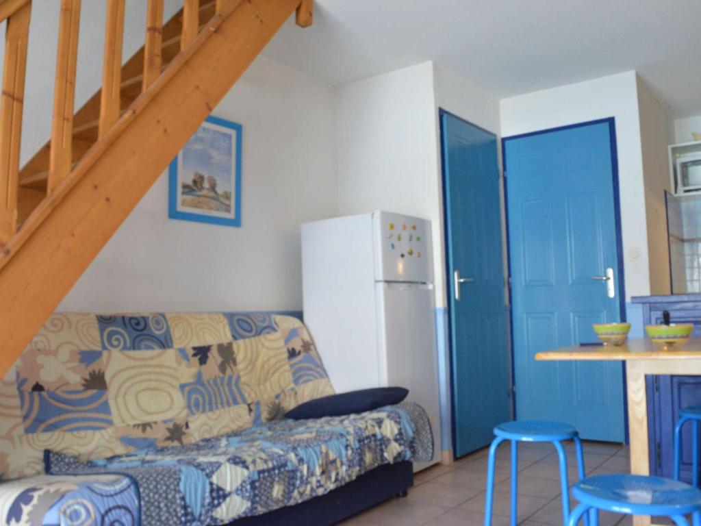 salon z kanapą i lodówką w obiekcie Pavillon avec Terrasse, 6 couchages, à 250m de la Plage et 600m des Commerces - Narbonne Plage - FR-1-229B-68 w mieście Narbona