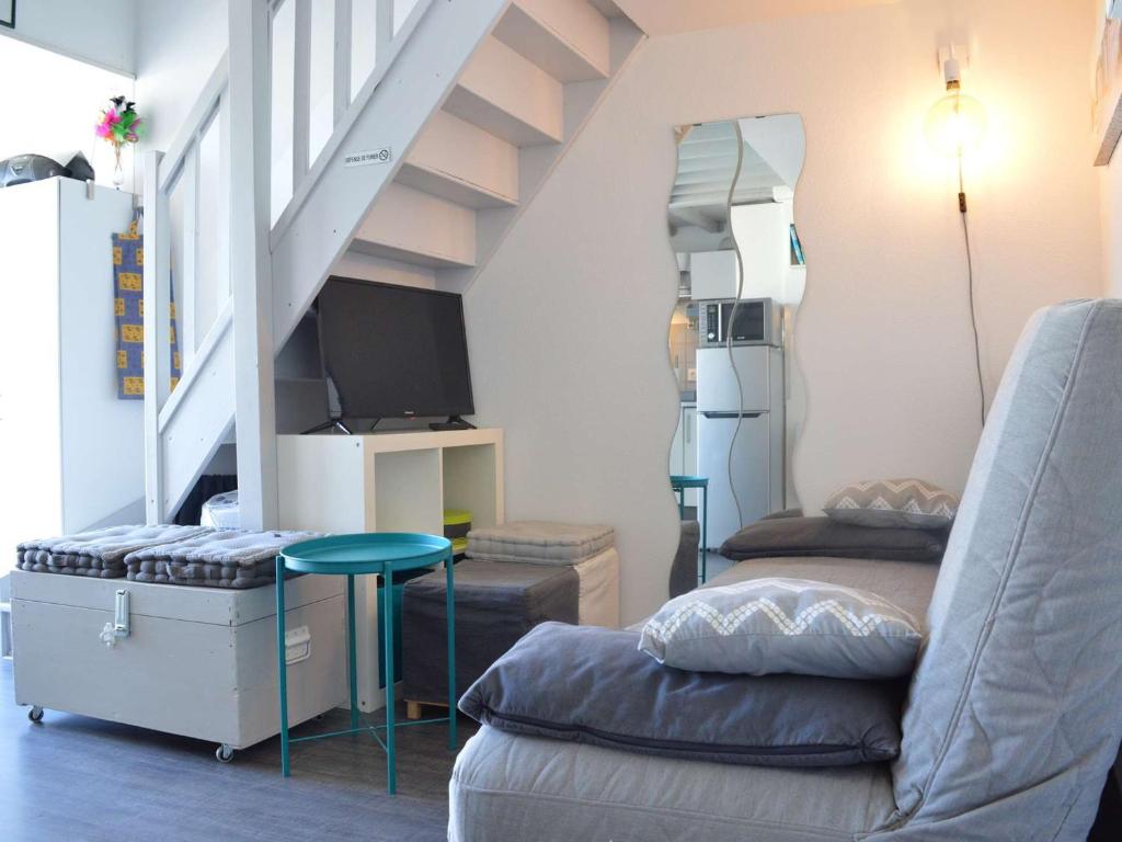 Photo de la galerie de l'établissement Appartement rénové 2 pièces + mezzanine, piscine, parking, proche plage - FR-1-229B-72, à Narbonne