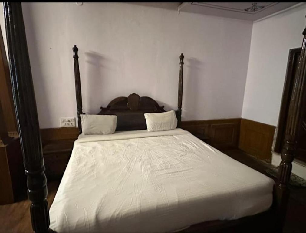 Un pat sau paturi într-o cameră la Hotel the ishani palace