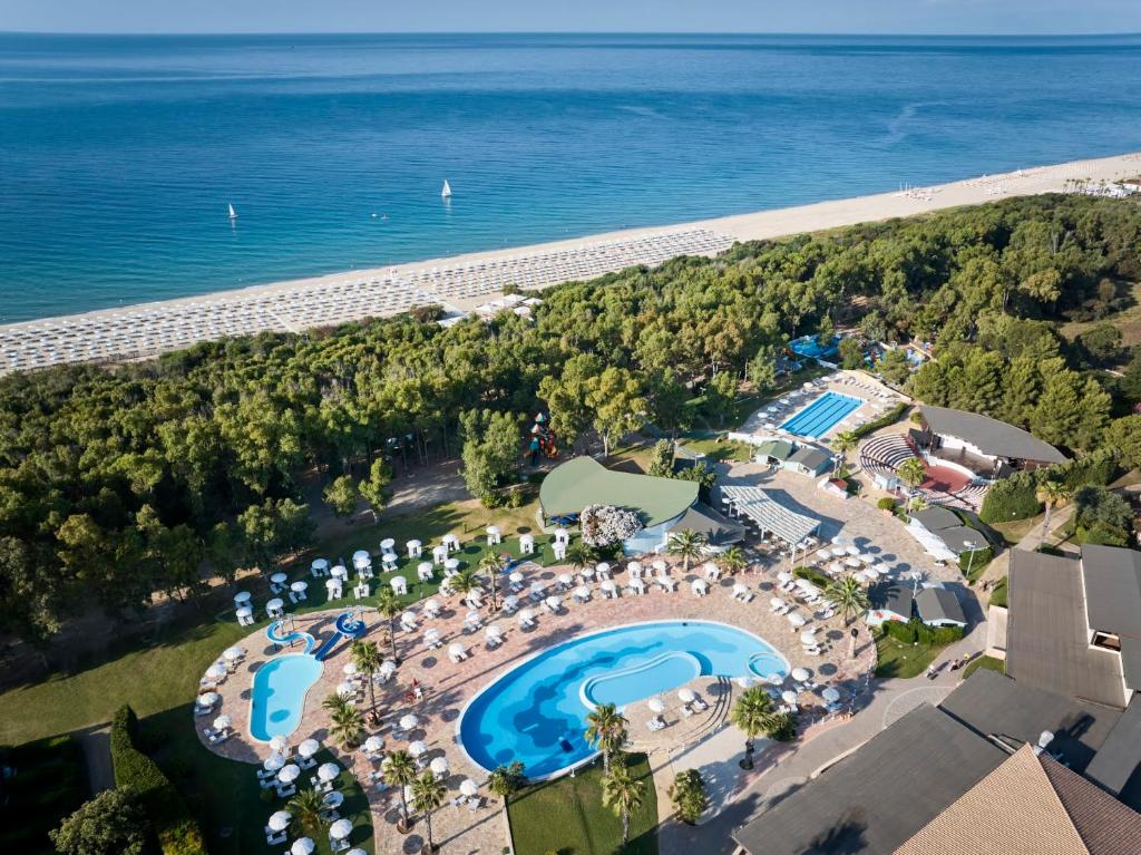 uma vista aérea de um resort com piscina e praia em Serenè Resort em Steccato