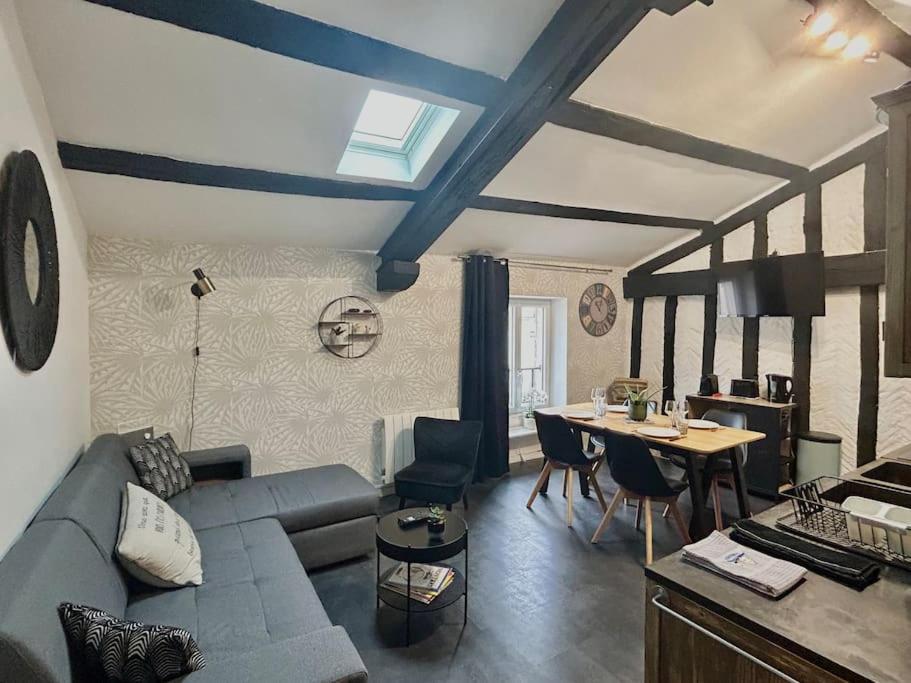 un salon avec un canapé et une table dans l'établissement Bel appartement - 2 chambres - Proche du vieux marché, à La Rochelle