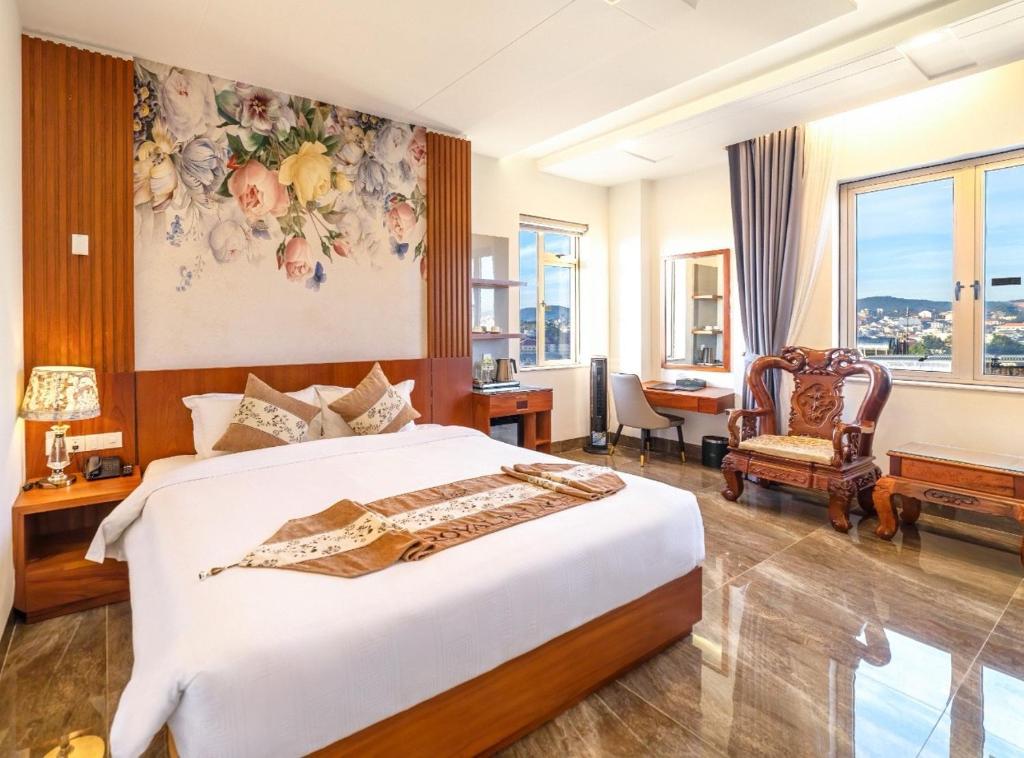 um quarto de hotel com uma cama e uma cadeira em Royal Palace em Da Lat