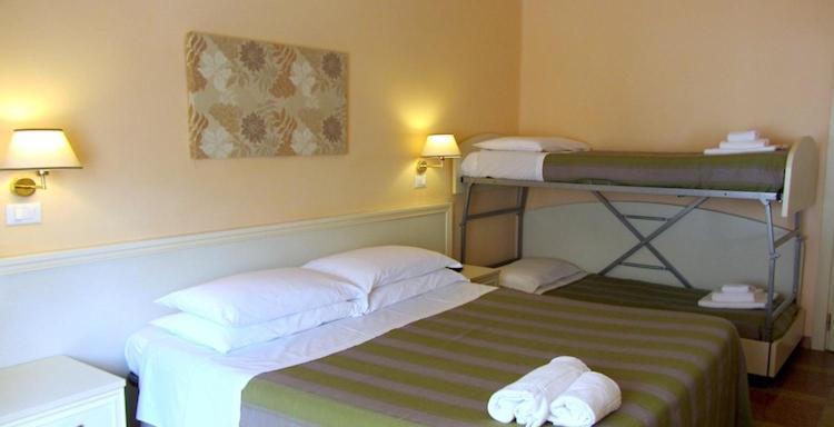 Postel nebo postele na pokoji v ubytování Hotel Ausonia