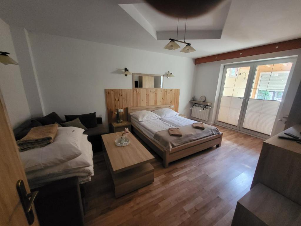 Apartament pod Basztą في موشينا: غرفة نوم فيها سرير وطاولة فيها