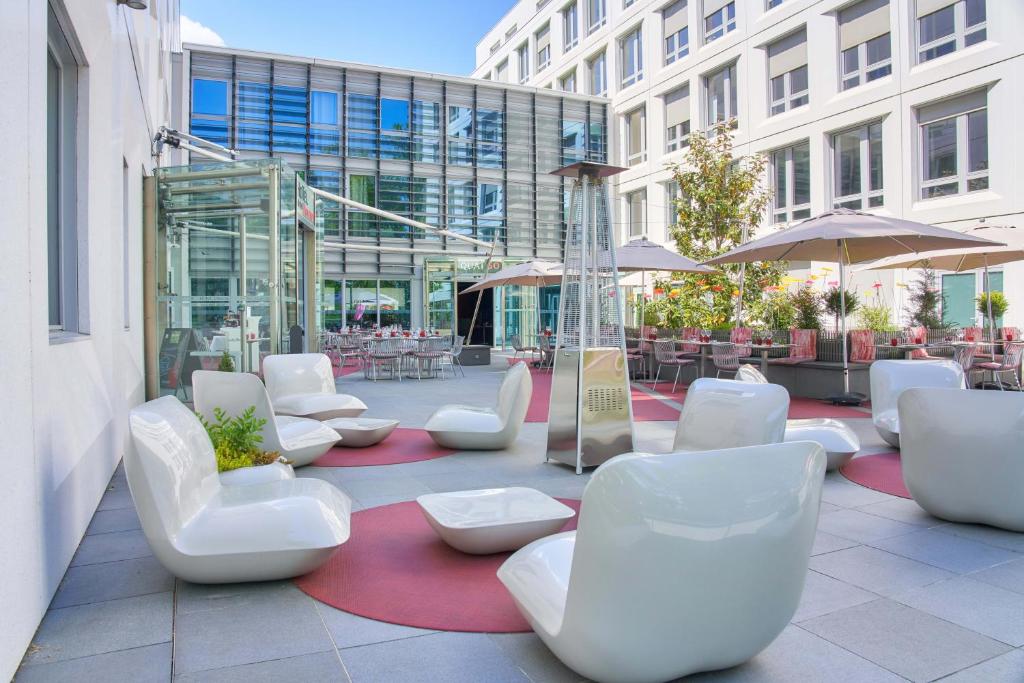 Uma área de estar em Hotel Lyon-ouest