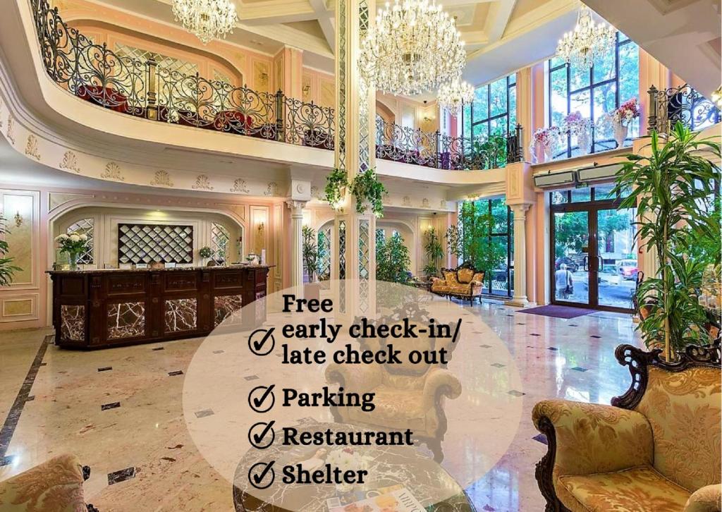 ein großes Wohnzimmer mit einem Kronleuchter in der Unterkunft Boutique Hotel California in Odessa