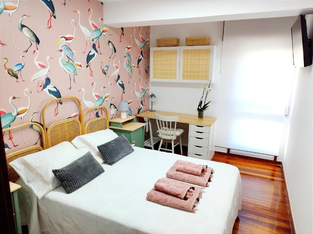 ein Schlafzimmer mit einem Bett mit Vogeltapete in der Unterkunft Piso Plaza Roja Centro zona nueva in Santiago de Compostela