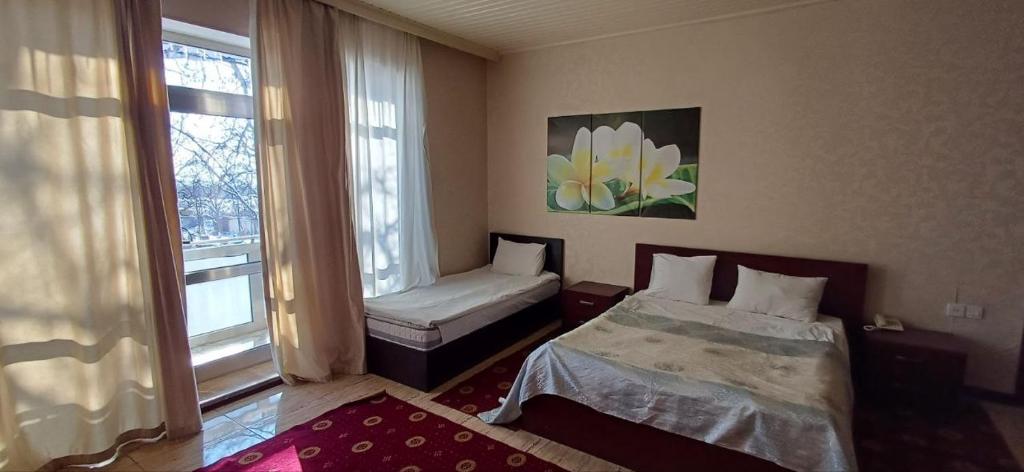 En eller flere senge i et værelse på Gabala Bliss Inn Hotel and Restaurant