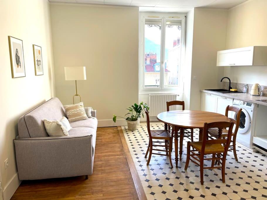 un salon avec un canapé et une table dans l'établissement Appartement entièrement rénové proche gare, à Grenoble