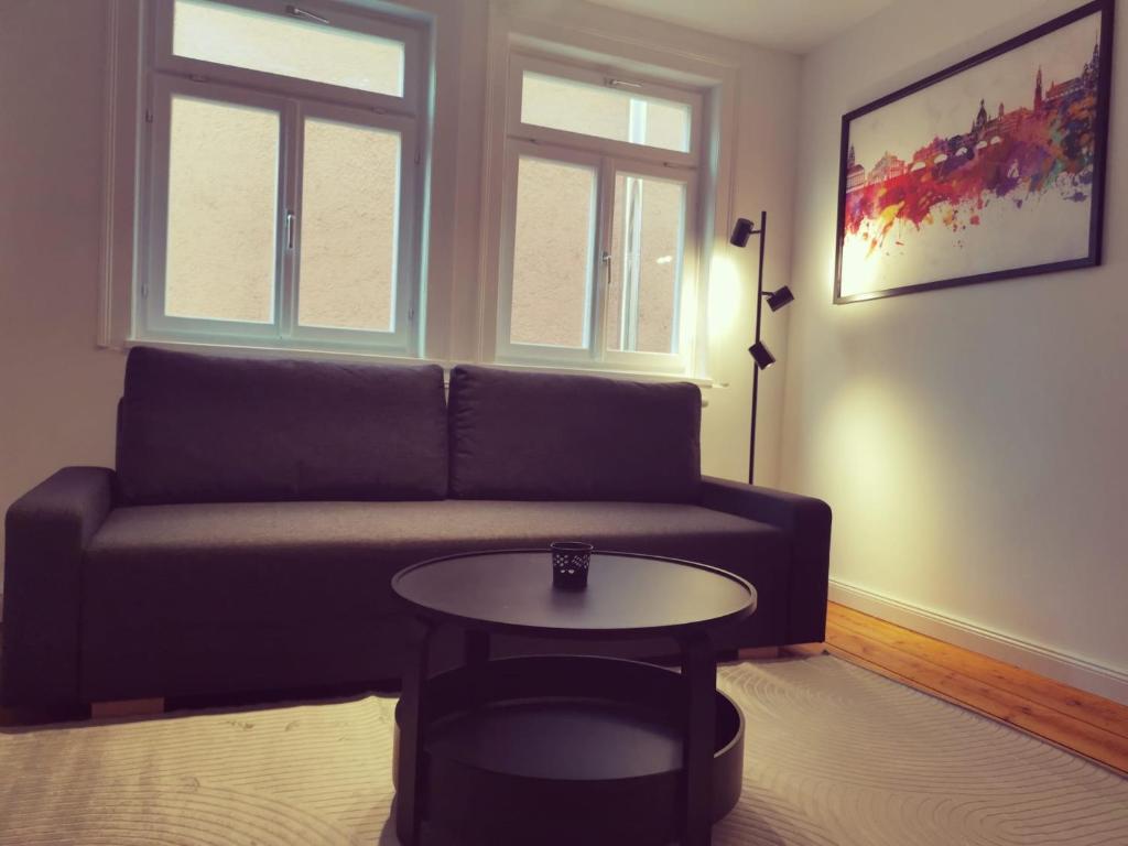 Suite modern für 6 Aalen WLAN Netflix في آلين: غرفة معيشة مع أريكة وطاولة