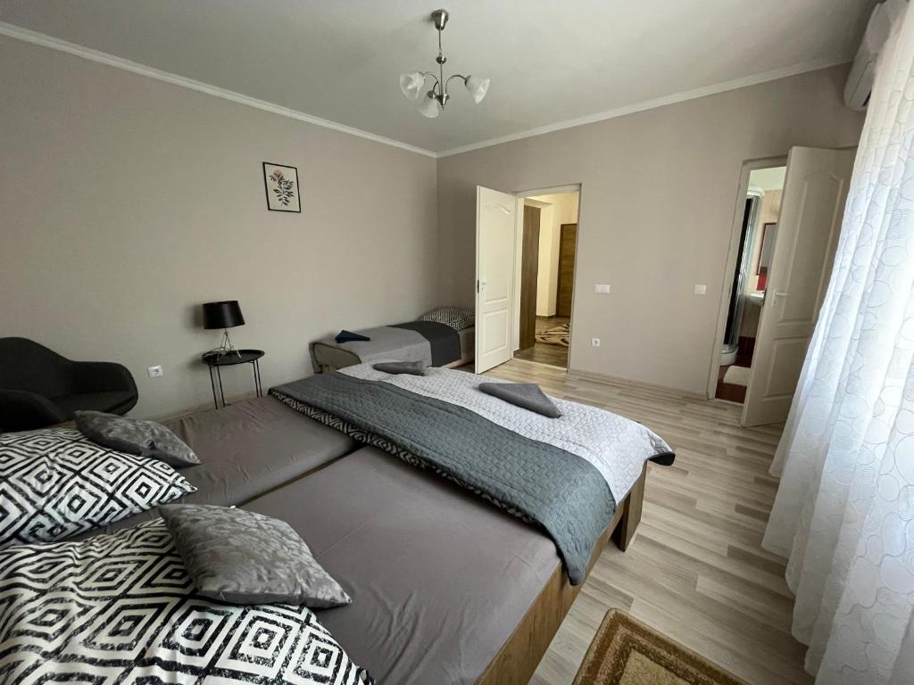 1 dormitorio con 1 cama grande y 1 habitación en Borostyán Vendégház, en Verpelét