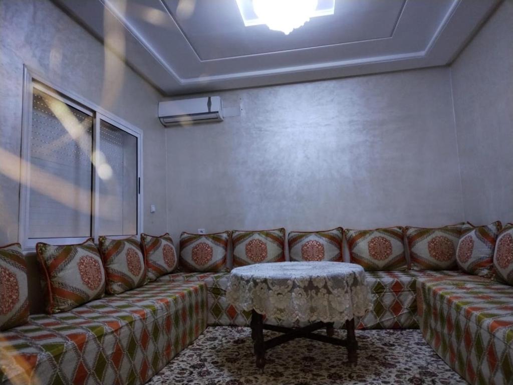 een woonkamer met een bank en een tafel bij Manar appart in Marrakesh