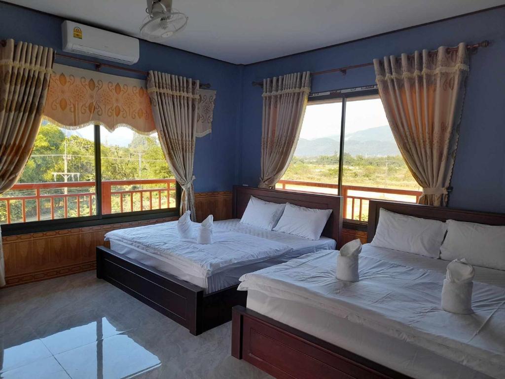 Ban Khouaphan的住宿－DD Guest House，一间卧室设有两张床和大窗户