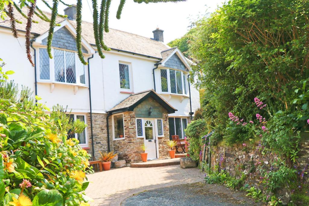 a cottage with a pathway leading to the front door at Beautiful character cottage in Saint Mawgan