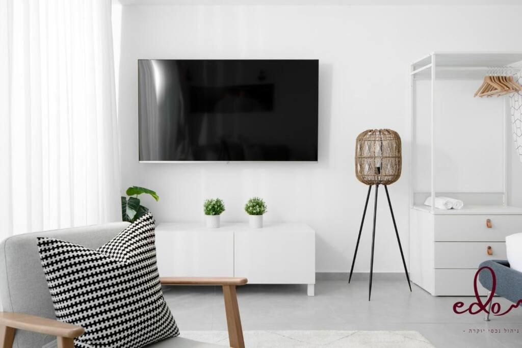 Et tv og/eller underholdning på סטודיו מרווחות עם מרפסת 50 מטר מהים - By Edomlux