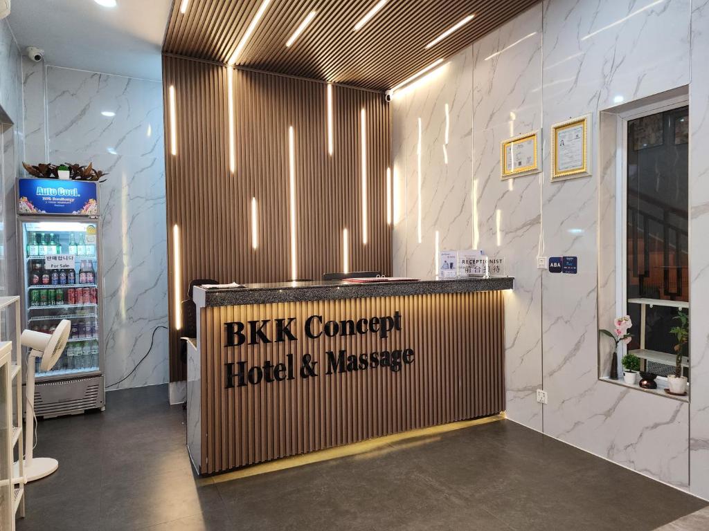 BKK Concept Hotel في بنوم بنه: لوبي فيه بار عليه لافته