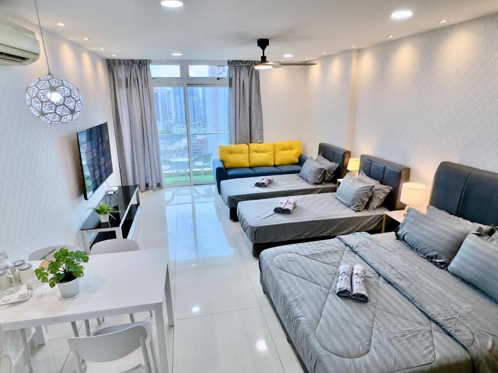 een woonkamer met 2 banken en een tafel bij KSL City Mall 4-6pax Netflix-SmartTV 65inch in Johor Bahru