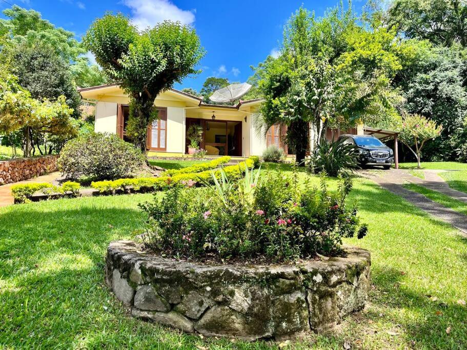 本图贡萨尔维斯Casa da Nona - Vale dos Vinhedos的庭院前带花园的房子