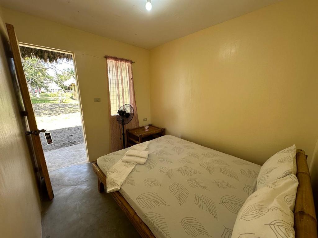 Postel nebo postele na pokoji v ubytování Dancalan Beach Resort