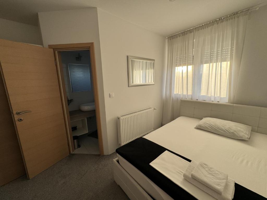 Postel nebo postele na pokoji v ubytování Pansion Komfor Fitea