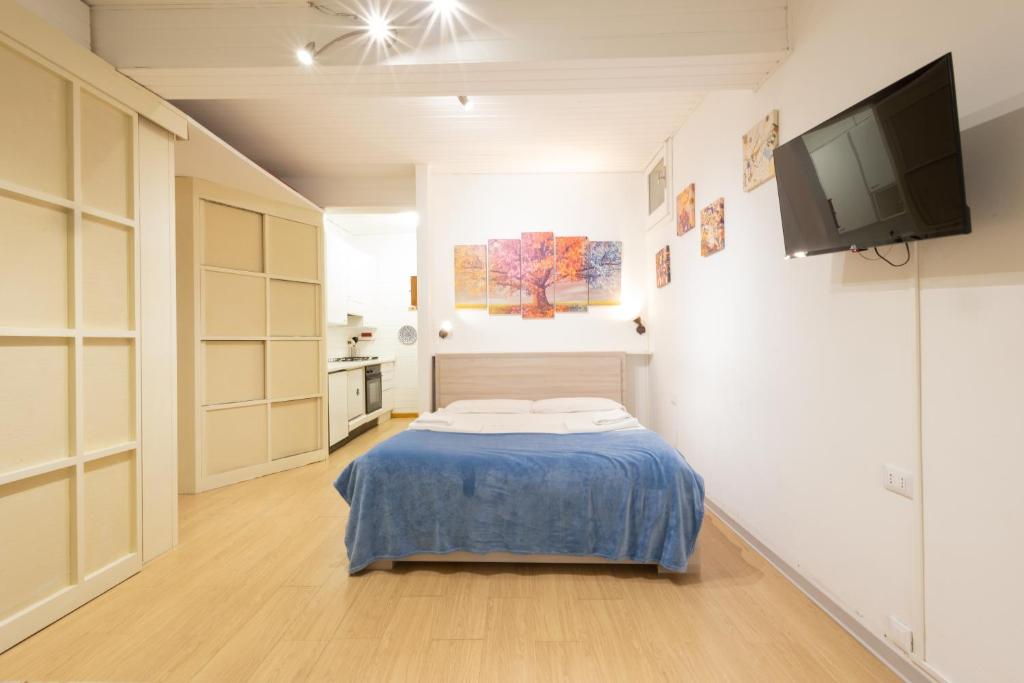 Un pat sau paturi într-o cameră la Tourist House Bologna Pratellino - Self Check-in